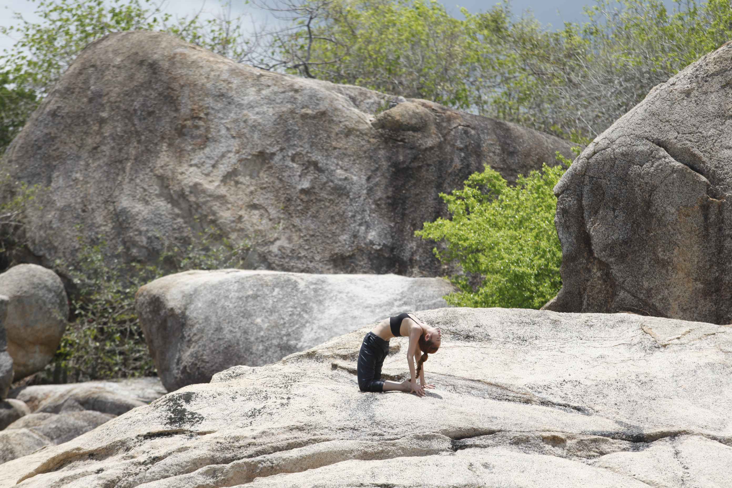 Ngắm hình ảnh Minh Hằng siêu gợi cảm tập yoga trên núi - Ảnh 3